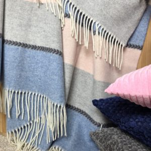 Alternative view of Wolldecke & Wollplaid, 90 % Merinowolle,10% Kaschmir "Faro K" rosa-blau-grau