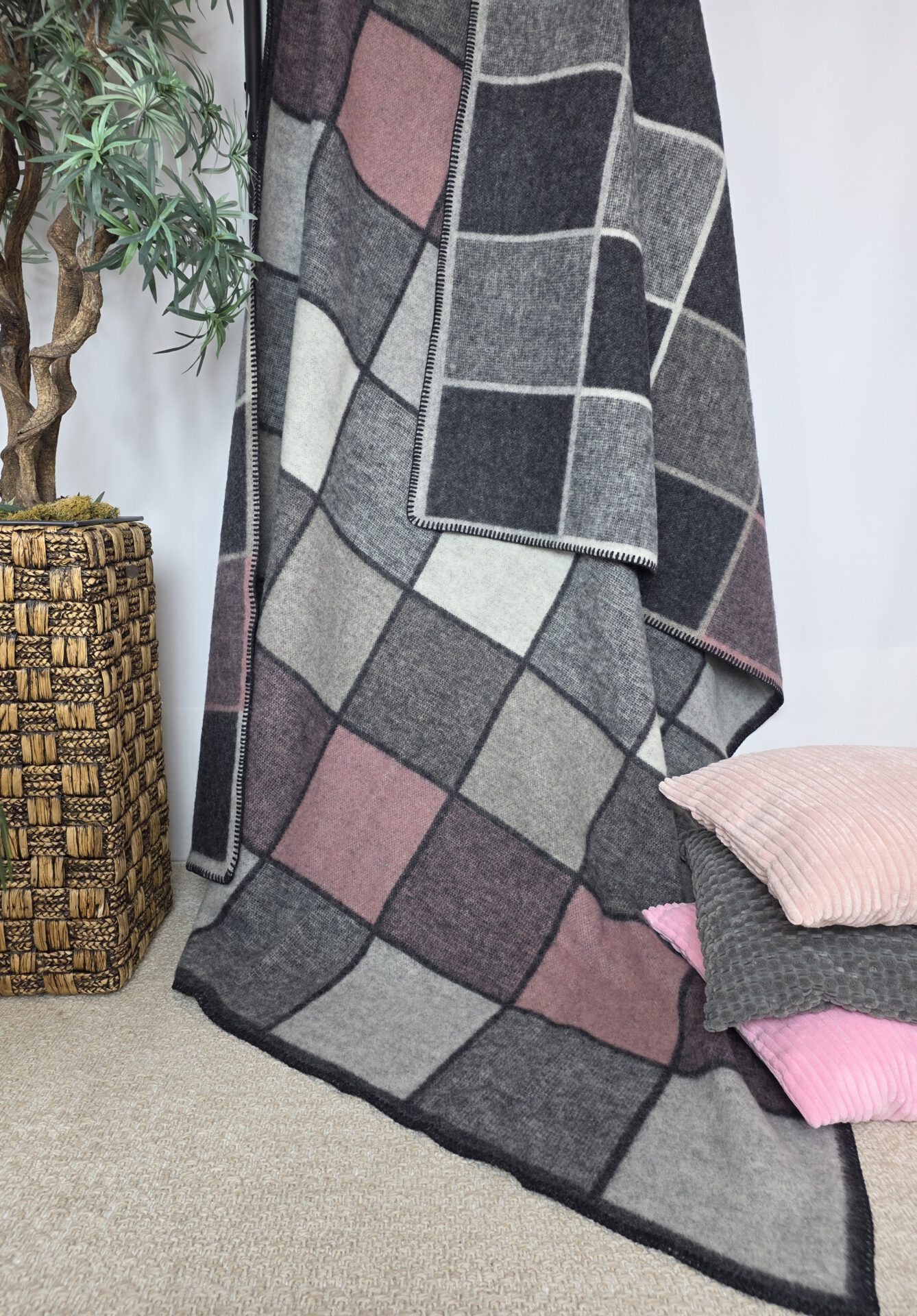 Wollplaid & Wolldecke "Selva SQ" grau-rosa-weiß – Bild 3