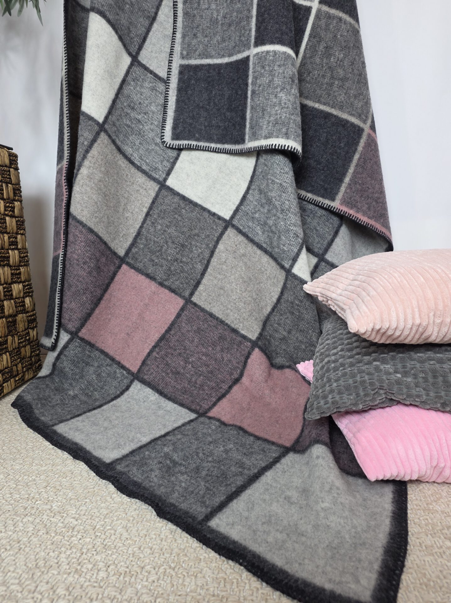 Wollplaid & Wolldecke "Selva SQ" grau-rosa-weiß – Bild 5