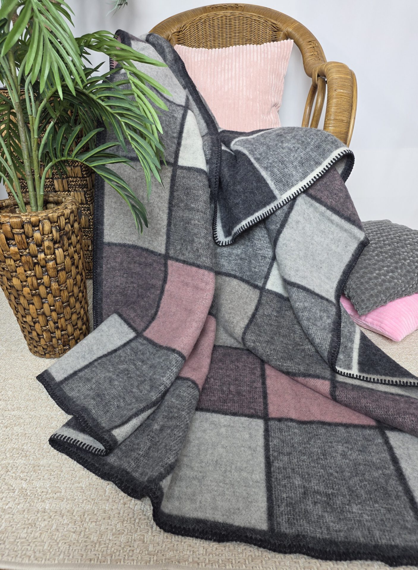 Wollplaid & Wolldecke "Selva SQ" grau-rosa-weiß – Bild 6