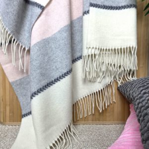 Alternative view of Wolldecke & Wollplaid, 90 % Merinowolle,10% Kaschmir "Faro K" rosa-grau-weiß