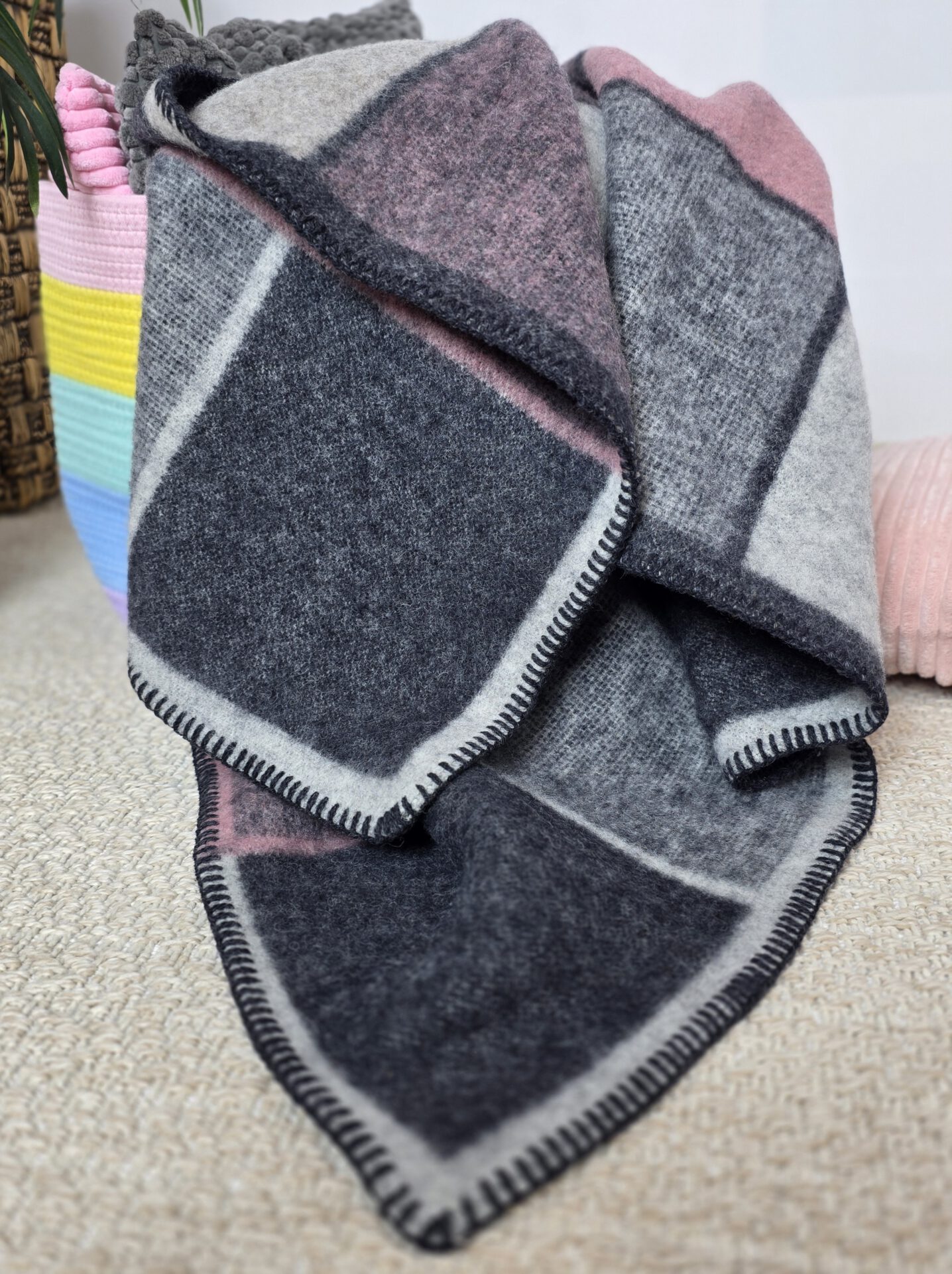 Wollplaid & Wolldecke "Selva SQ" grau-rosa-weiß – Bild 7