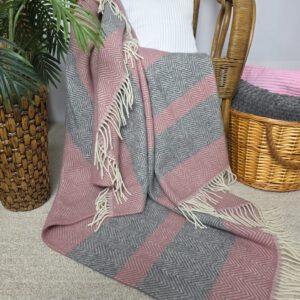 Alternative view of Wollplaid & Wolldecke "Tirol M" rosa-grau