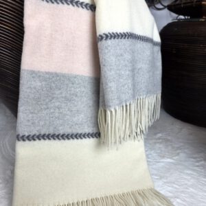 Alternative view of Wolldecke & Wollplaid, 90 % Merinowolle,10% Kaschmir "Faro K" rosa-grau-weiß