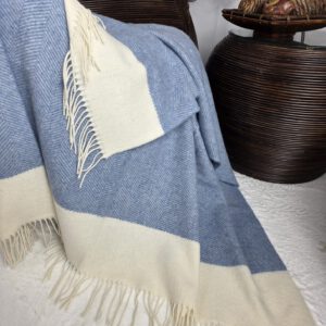 Alternative view of Wolldecke & Wollplaid, 90 % Merinowolle,10% Kaschmir "Faro M" weiß-hellblau