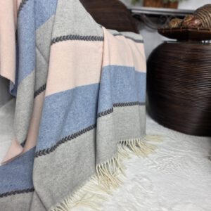 Alternative view of Wolldecke & Wollplaid, 90 % Merinowolle,10% Kaschmir "Faro K" rosa-blau-grau