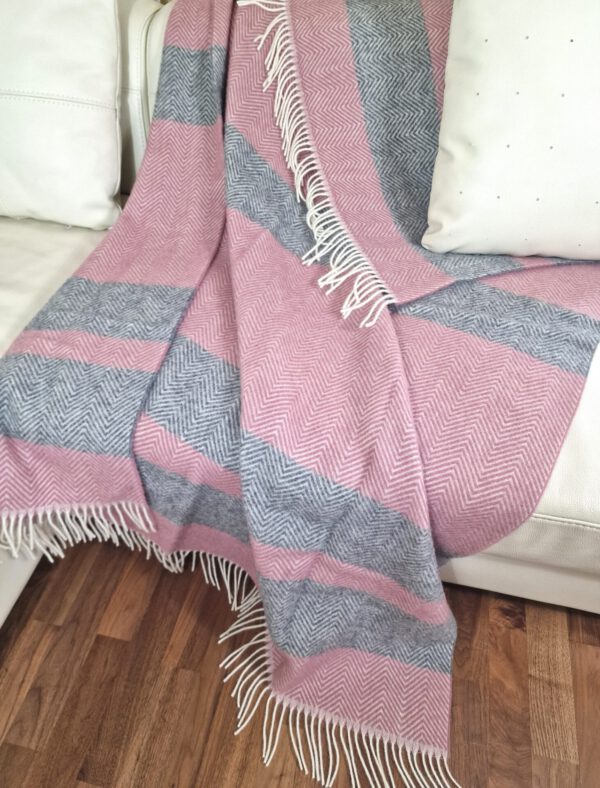 Wollplaid & Wolldecke "Tirol-M" rosa-grau – Bild 3