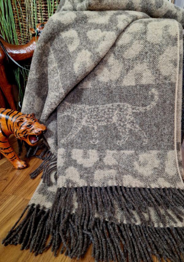 Wollplaid & Wolldecke "Tirol T Leopard" braun-beige – Bild 2