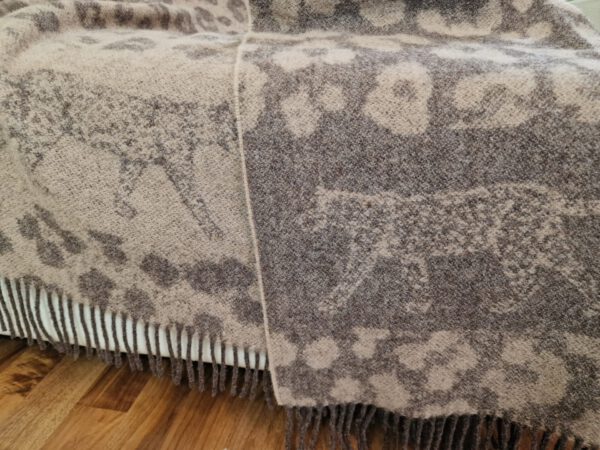 Wollplaid & Wolldecke "Tirol T Leopard" braun-beige – Bild 5