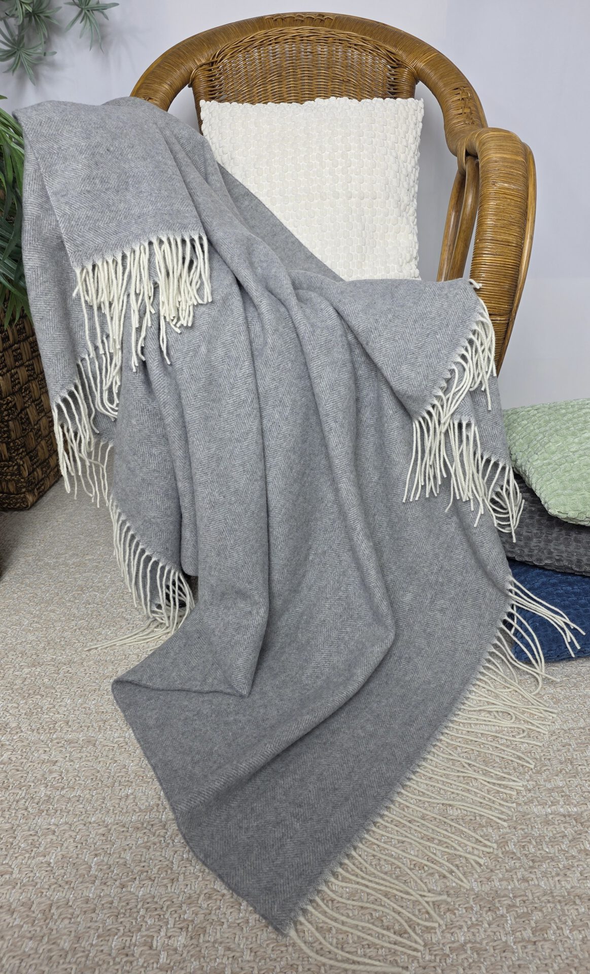 Wolldecke & Wollplaid, 90 % Merinowolle,10% Kaschmir "Faro C" grau – Bild 4