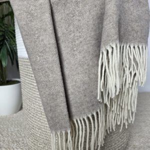 Alternative view of Wolldecke & Wollplaid, 90 % Merinowolle,10% Kaschmir "Faro C" braun