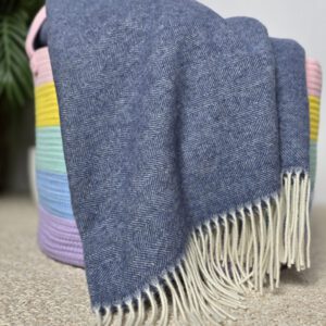 Alternative view of Wolldecke & Wollplaid, 90 % Merinowolle,10% Kaschmir "Faro C" dunkelblau