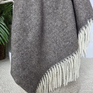 Alternative view of Wolldecke & Wollplaid, 90 % Merinowolle,10% Kaschmir "Faro C" dunkelbraun