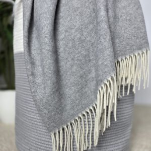 Alternative view of Wolldecke & Wollplaid, 90 % Merinowolle,10% Kaschmir "Faro C" grau