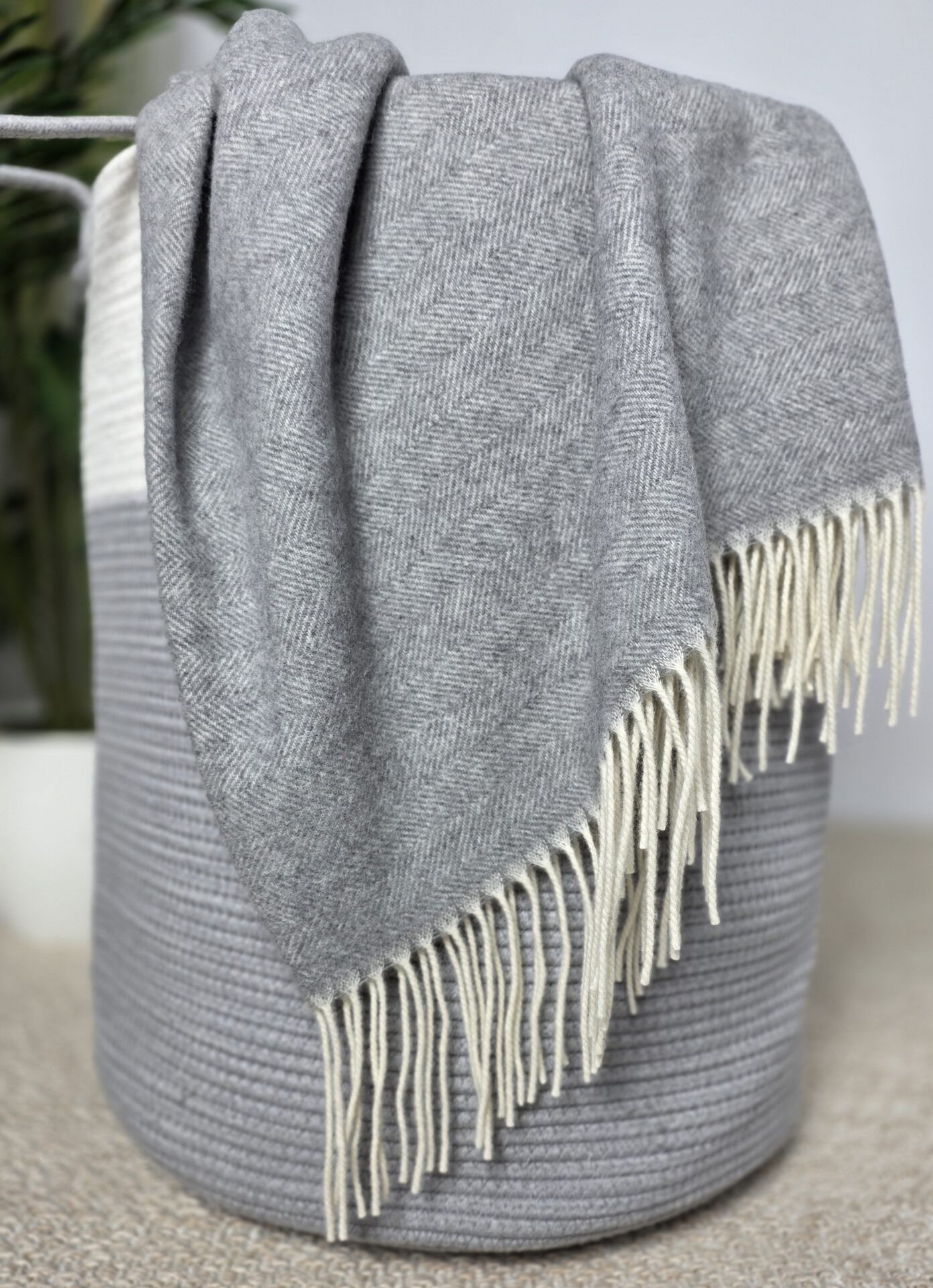 Wolldecke & Wollplaid, 90 % Merinowolle,10% Kaschmir "Faro C" grau – Bild 2