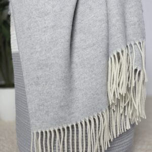 Alternative view of Wolldecke & Wollplaid, 90 % Merinowolle,10% Kaschmir "Faro C" hellgrau