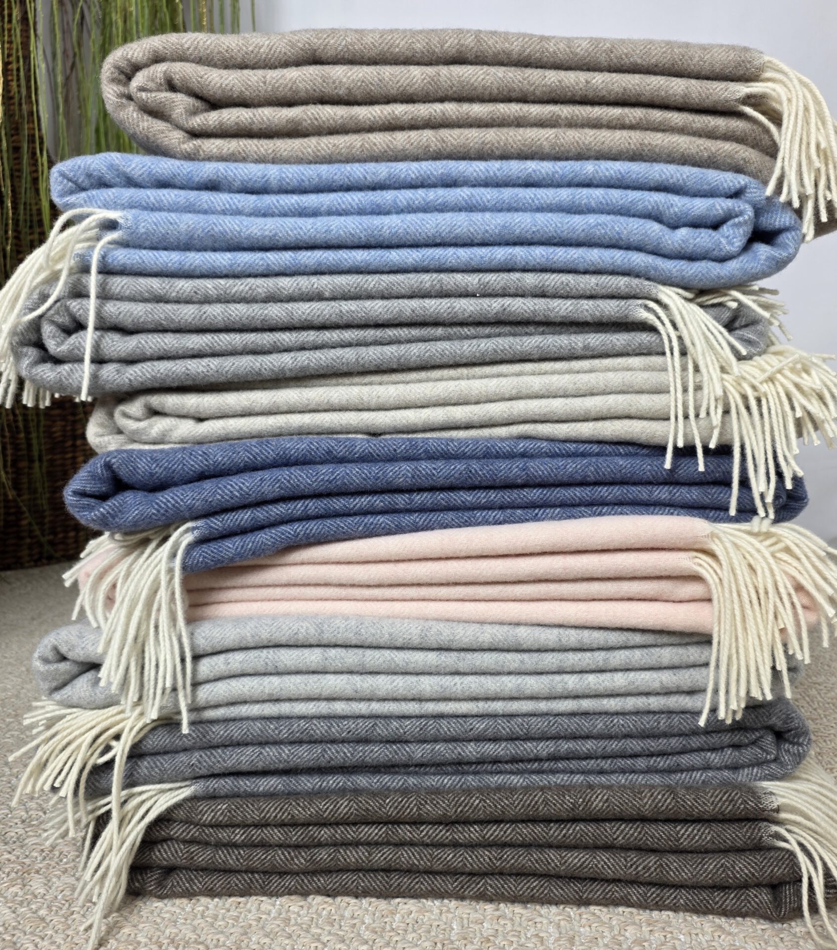 Wolldecke & Wollplaid, 90 % Merinowolle,10% Kaschmir "Faro C" grau – Bild 6