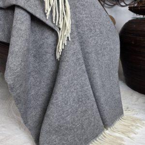 Alternative view of Wolldecke & Wollplaid, 90 % Merinowolle,10% Kaschmir "Faro C" dunkelgrau