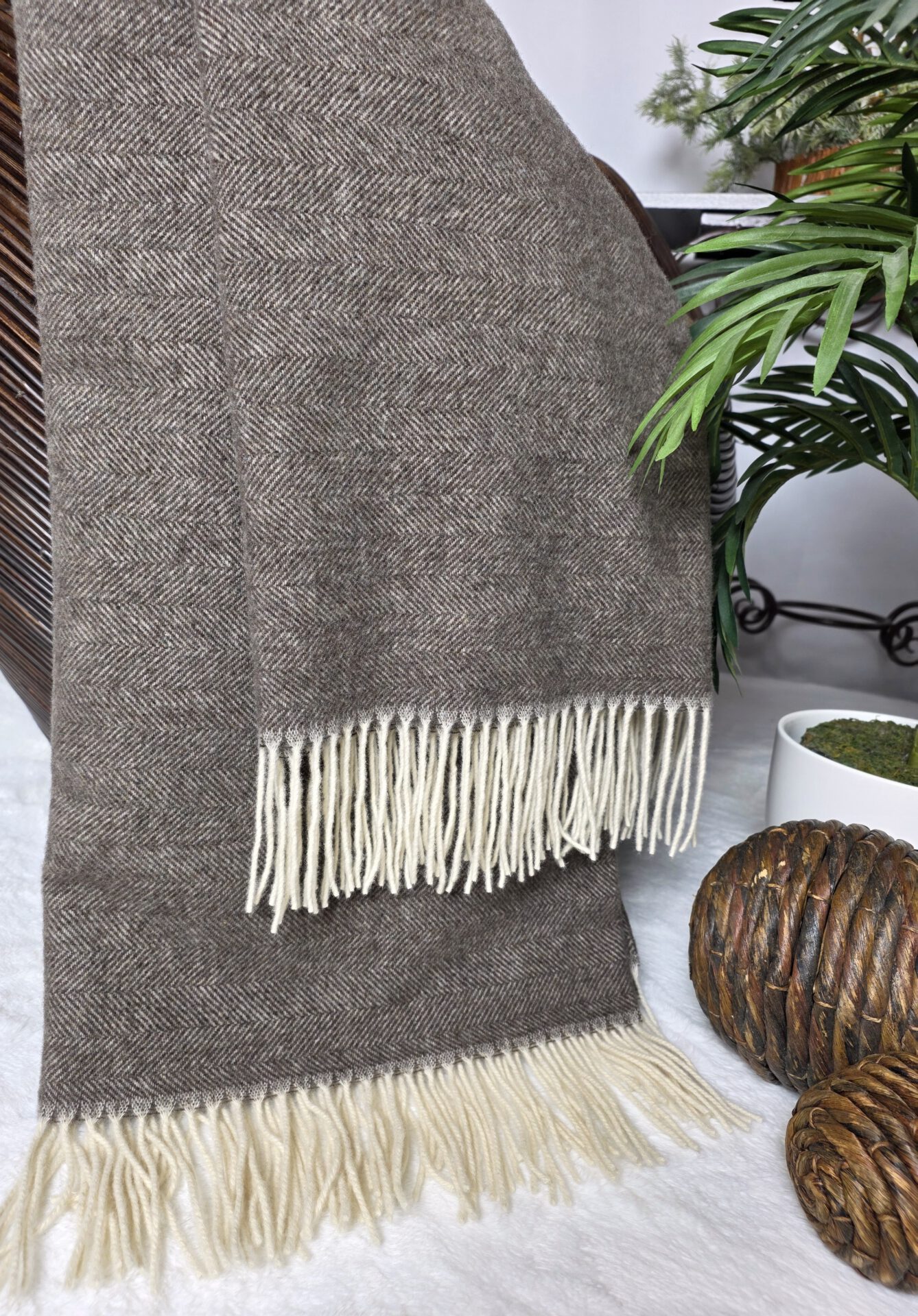 Wolldecke & Wollplaid, 90 % Merinowolle,10% Kaschmir "Faro C" dunkelbraun