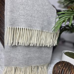 Wolldecke & Wollplaid, 90 % Merinowolle,10% Kaschmir "Faro C" hellgrau