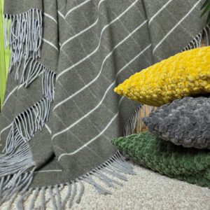 Alternative view of Wolldecke & Wollplaid, 90 % Merinowolle,10% Kaschmir "Faro J" hellgrau-olive