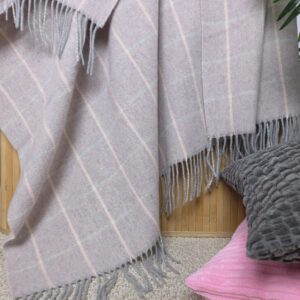 Alternative view of Wolldecke & Wollplaid, 90 % Merinowolle,10% Kaschmir "Faro J" hellgrau-rosa