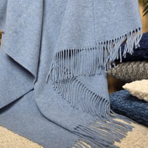 Alternative view of Wolldecke & Wollplaid, 90 % Merinowolle,10% Kaschmir "Faro U" hellblau