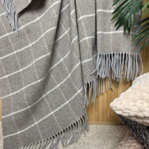 Alternative view of Wolldecke & Wollplaid, 90 % Merinowolle,10% Kaschmir "Faro J" hellgrau-braun