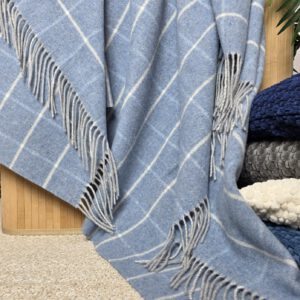 Alternative view of Wolldecke & Wollplaid, 90 % Merinowolle,10% Kaschmir "Faro J" hellgrau-hellblau