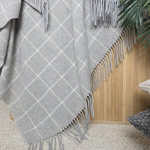 Alternative view of Wolldecke & Wollplaid, 90 % Merinowolle,10% Kaschmir "Faro J" hellgrau-beige