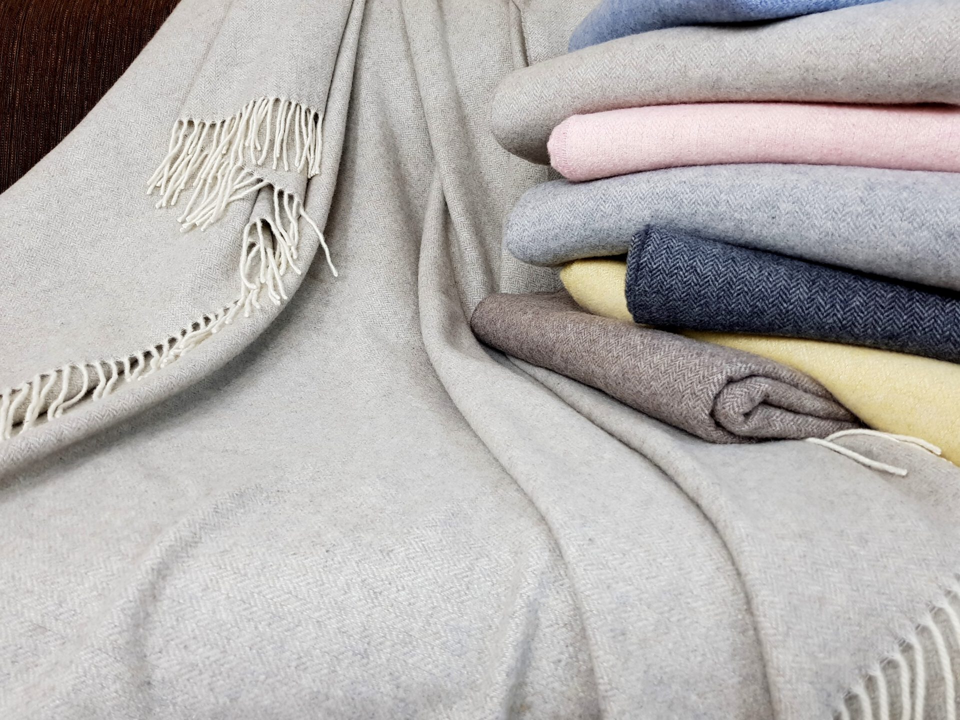 Wolldecke & Wollplaid, 90 % Merinowolle,10% Kaschmir "Faro A" beige-grau – Bild 5