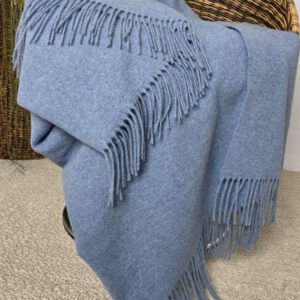 Alternative view of Wolldecke & Wollplaid, 90 % Merinowolle,10% Kaschmir "Faro U" hellblau