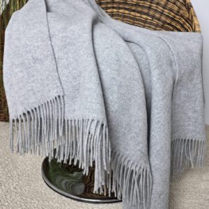 Alternative view of Wolldecke & Wollplaid, 90 % Merinowolle,10% Kaschmir "Faro U" hellgrau