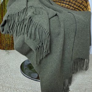 Alternative view of Wolldecke & Wollplaid, 90 % Merinowolle,10% Kaschmir "Faro U" olive