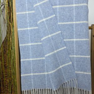 Alternative view of Wolldecke & Wollplaid, 90 % Merinowolle,10% Kaschmir "Faro J" hellgrau-hellblau