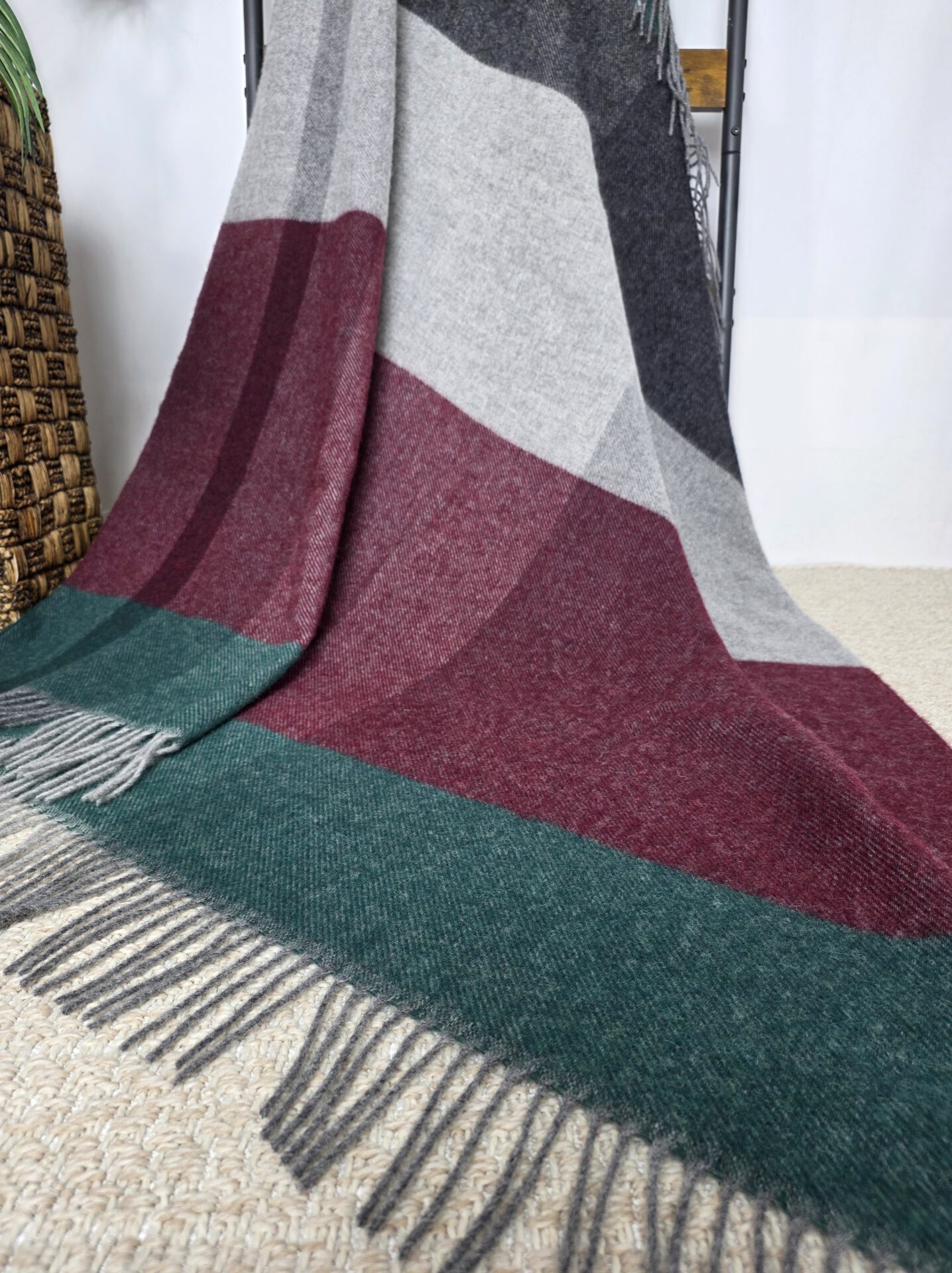 Wollplaid & Wolldecke "Tirol F" grün-dunkelrot-grau – Bild 6