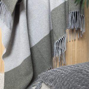 Alternative view of Wolldecke & Wollplaid, 90 % Merinowolle,10% Kaschmir "Faro F" grau-olive-beige