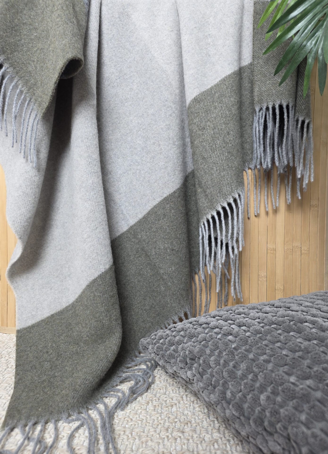 Wolldecke & Wollplaid, 90 % Merinowolle,10% Kaschmir "Faro F" grau-olive-beige – Bild 2