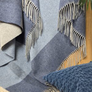 Alternative view of Wolldecke & Wollplaid, 90 % Merinowolle,10% Kaschmir "Faro F" grau-blau-hellblau