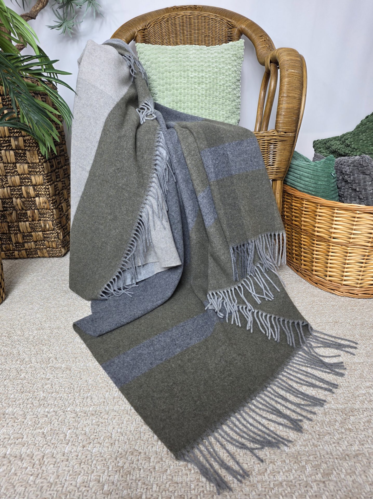 Wolldecke & Wollplaid, 90 % Merinowolle,10% Kaschmir "Faro F" grau-olive-beige – Bild 3