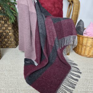 Alternative view of Wollplaid & Wolldecke "Tirol F" dunkelrot-altrosa-grau