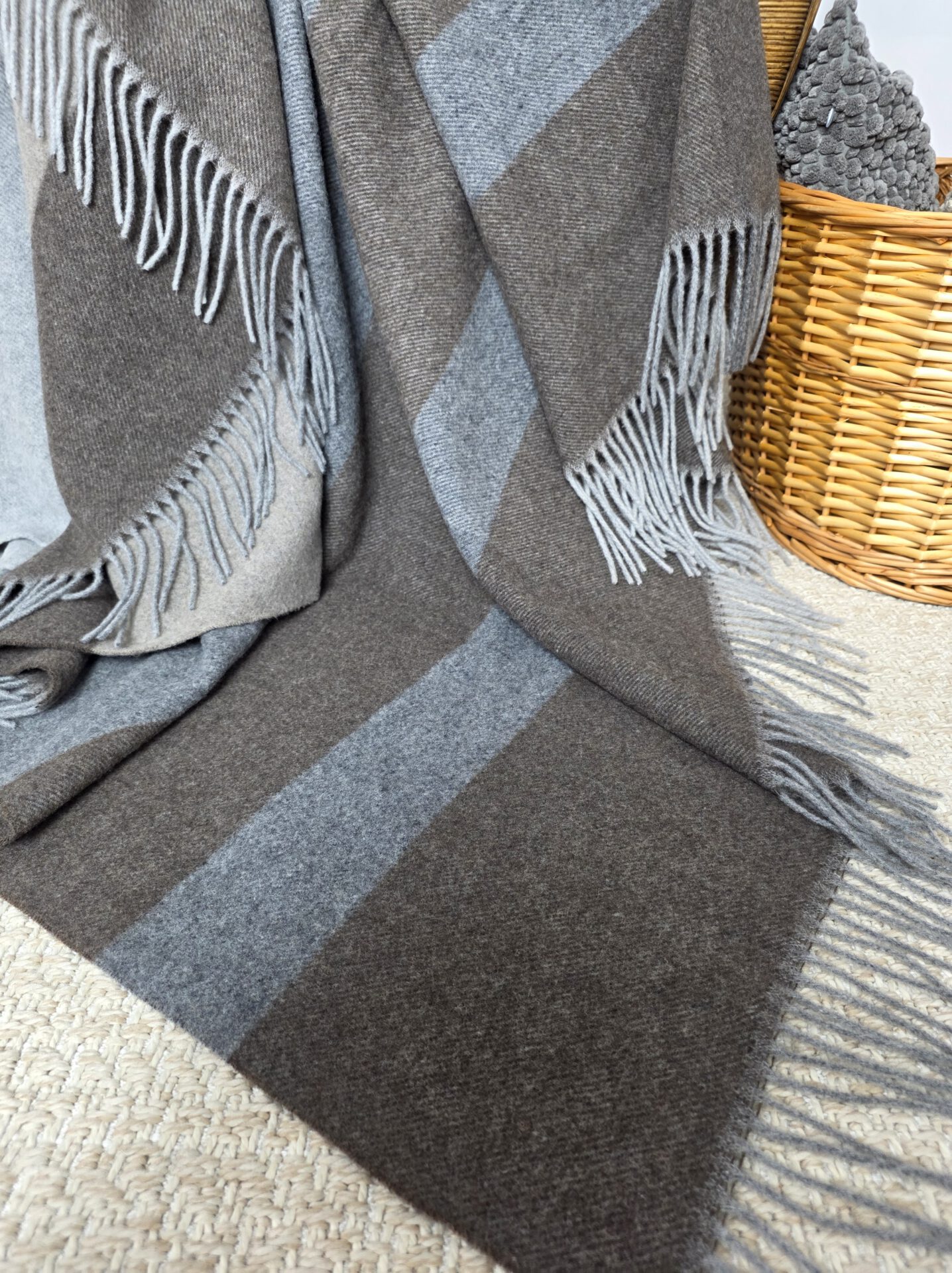 Wolldecke & Wollplaid, 90 % Merinowolle,10% Kaschmir "Faro F" grau-braun-hellbraun – Bild 4