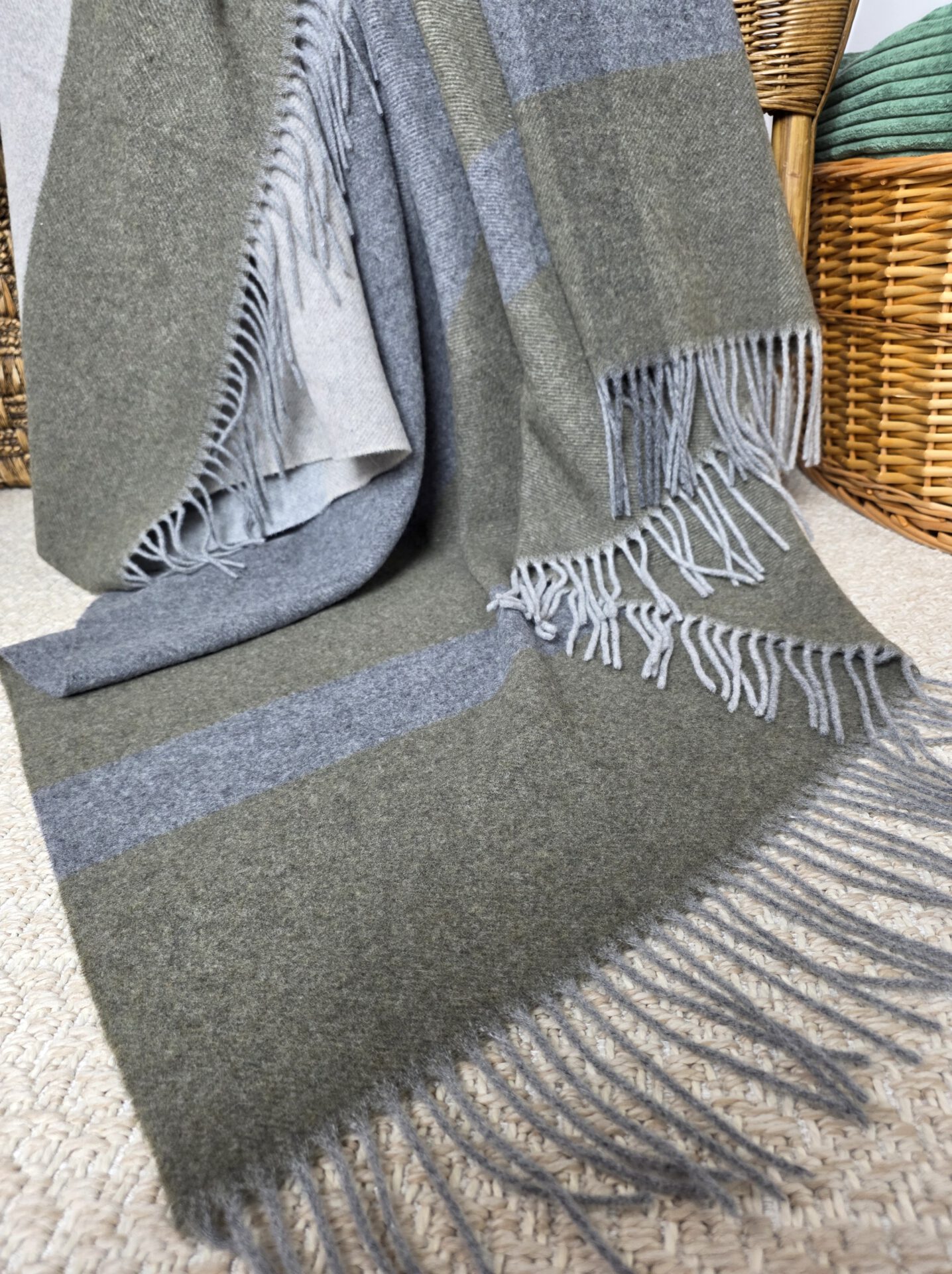 Wolldecke & Wollplaid, 90 % Merinowolle,10% Kaschmir "Faro F" grau-olive-beige – Bild 4