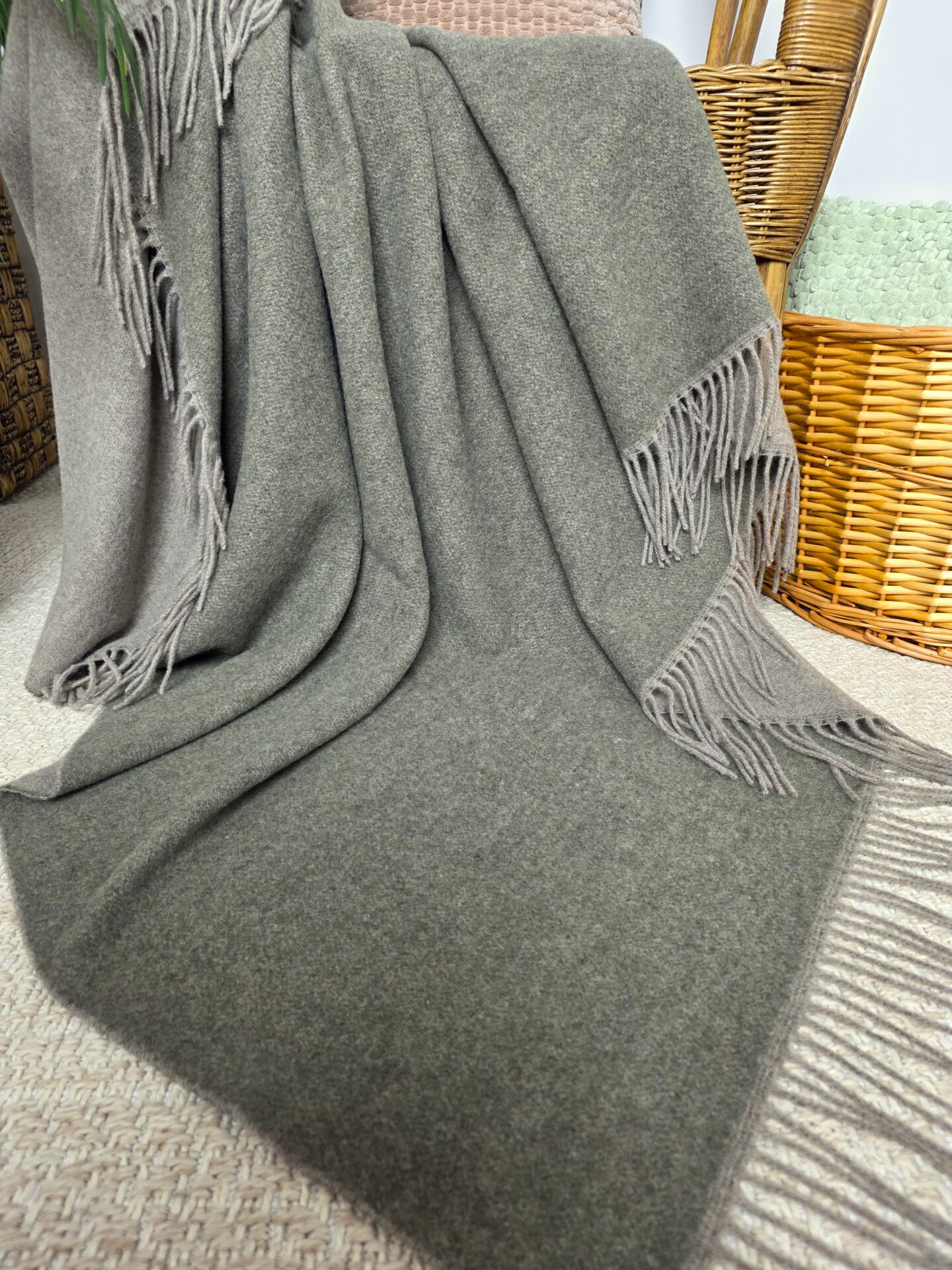 Wolldecke & Wollplaid, 90 % Merinowolle,10% Kaschmir "Faro DF" hellbraun-olive – Bild 4