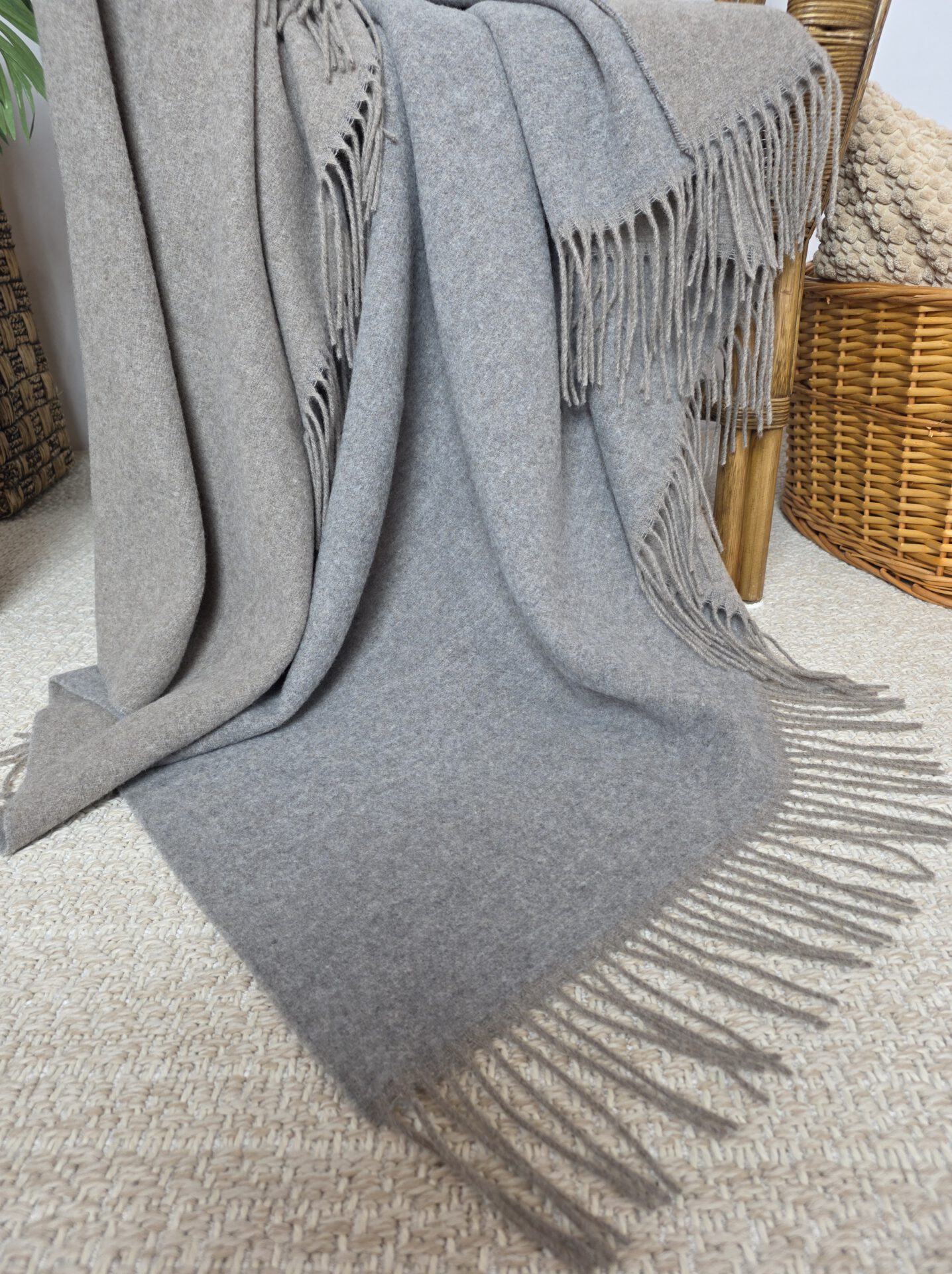 Wolldecke & Wollplaid, 90 % Merinowolle,10% Kaschmir "Faro DF" hellbraun-hellgrau – Bild 4