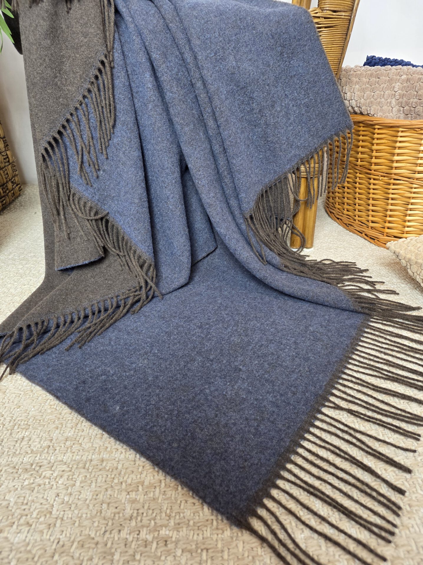 Wolldecke & Wollplaid, 90 % Merinowolle,10% Kaschmir "Faro DF" braun-blau – Bild 4