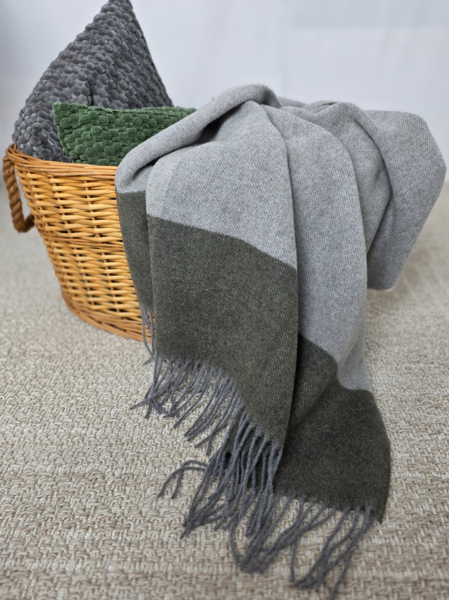 Wolldecke & Wollplaid, 90 % Merinowolle,10% Kaschmir "Faro F" grau-olive-beige – Bild 5