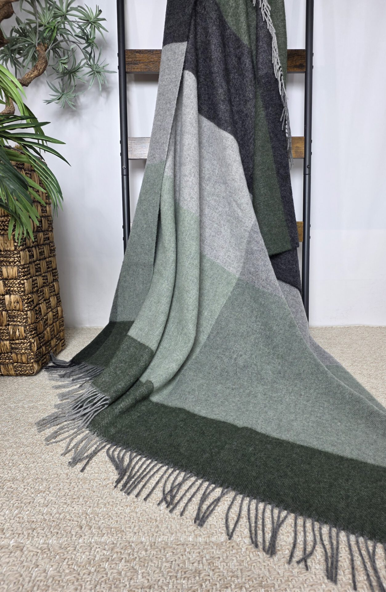 Wollplaid & Wolldecke "Tirol F" olive-hellolive-grau – Bild 4