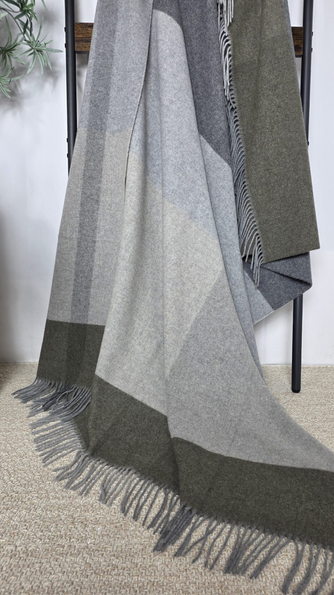 Wolldecke & Wollplaid, 90 % Merinowolle,10% Kaschmir "Faro F" grau-olive-beige – Bild 6