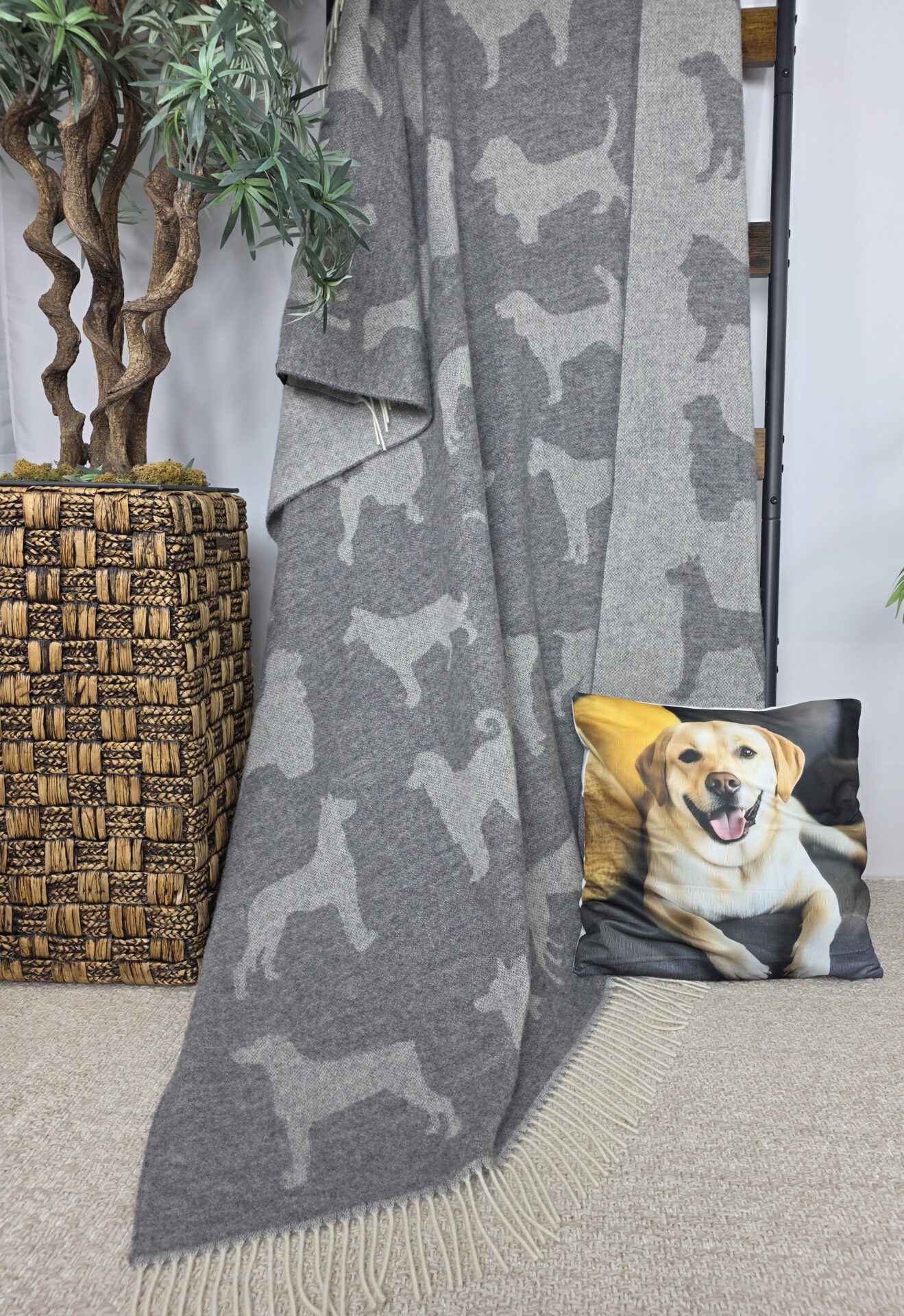 Wollplaid & Wolldecke "Tirol T Hunde" grau-weiß – Bild 2